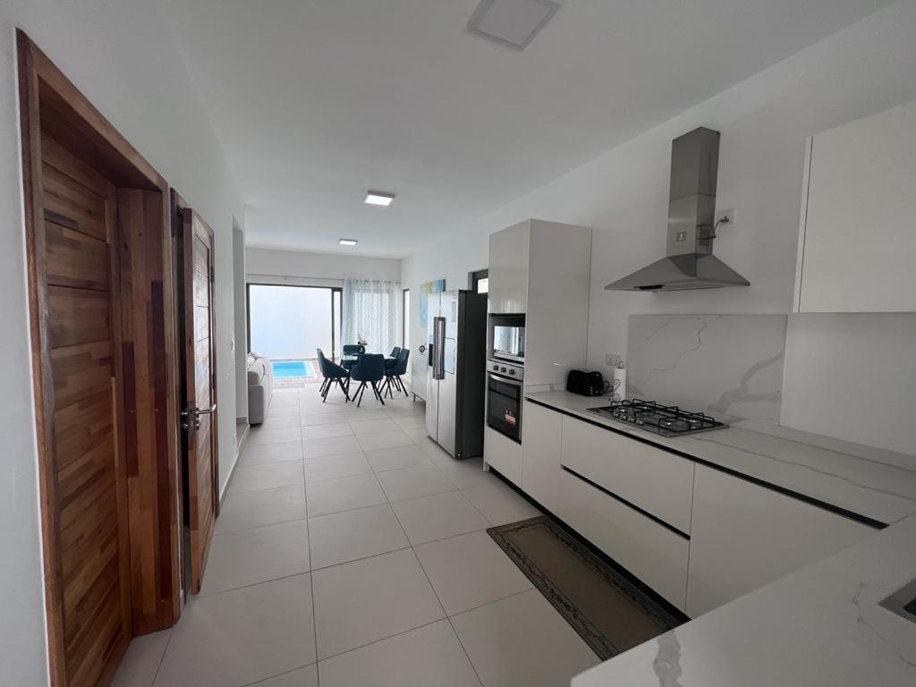 Azure 4 Bedrooms Haven Retreat: Where Tranquility Meets Turquoise Waters, Flic En Flac Mauritius Exteriör bild
