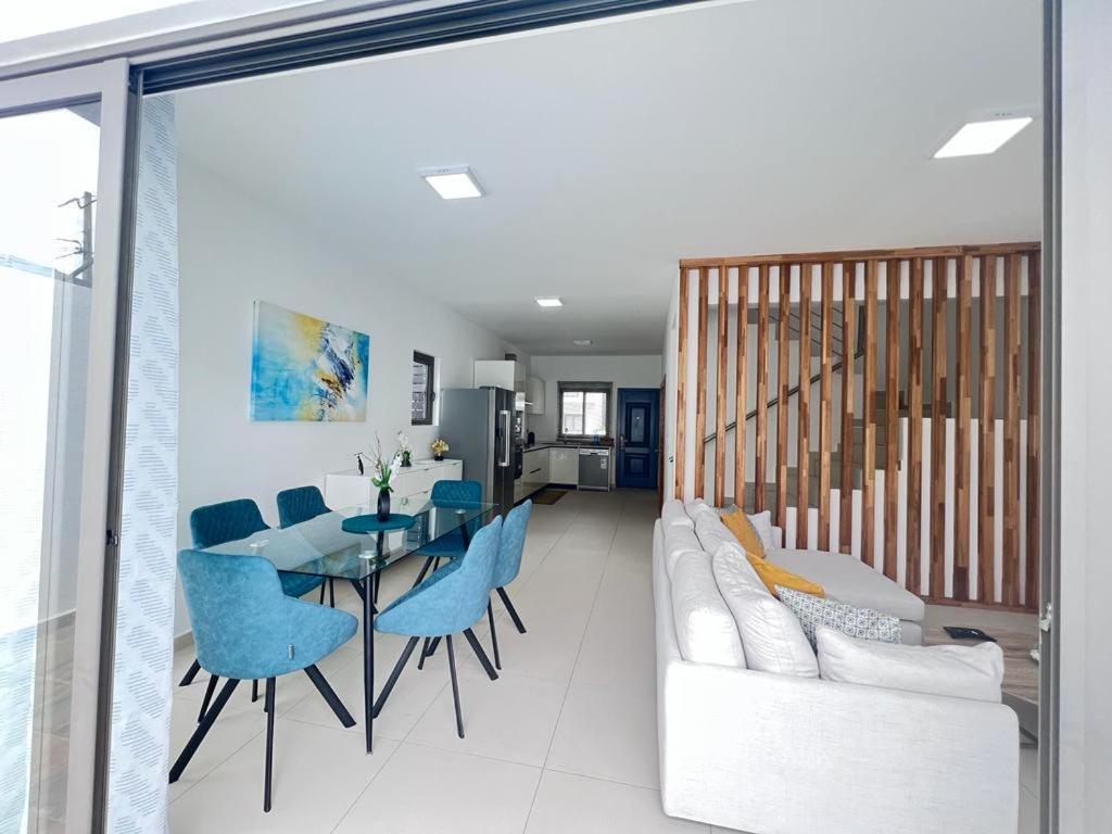 Azure 4 Bedrooms Haven Retreat: Where Tranquility Meets Turquoise Waters, Flic En Flac Mauritius Exteriör bild