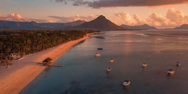 Azure 4 Bedrooms Haven Retreat: Where Tranquility Meets Turquoise Waters, Flic En Flac Mauritius Exteriör bild