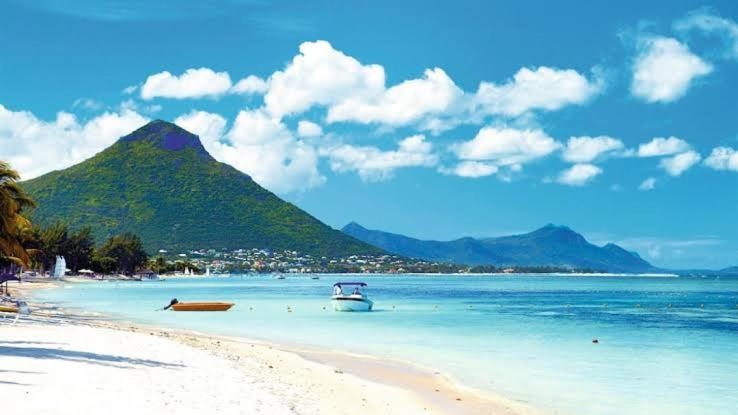 Azure 4 Bedrooms Haven Retreat: Where Tranquility Meets Turquoise Waters, Flic En Flac Mauritius Exteriör bild